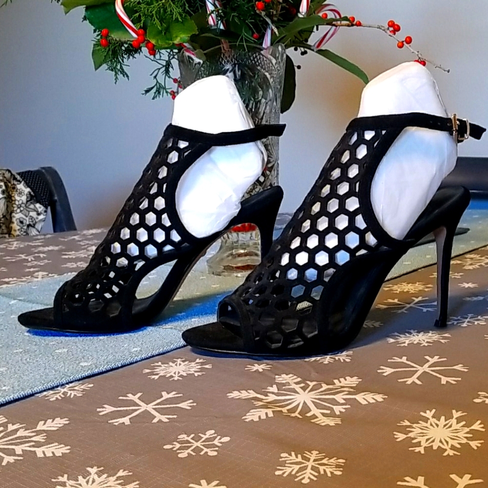 4 / $20 ⭐ Black high heels